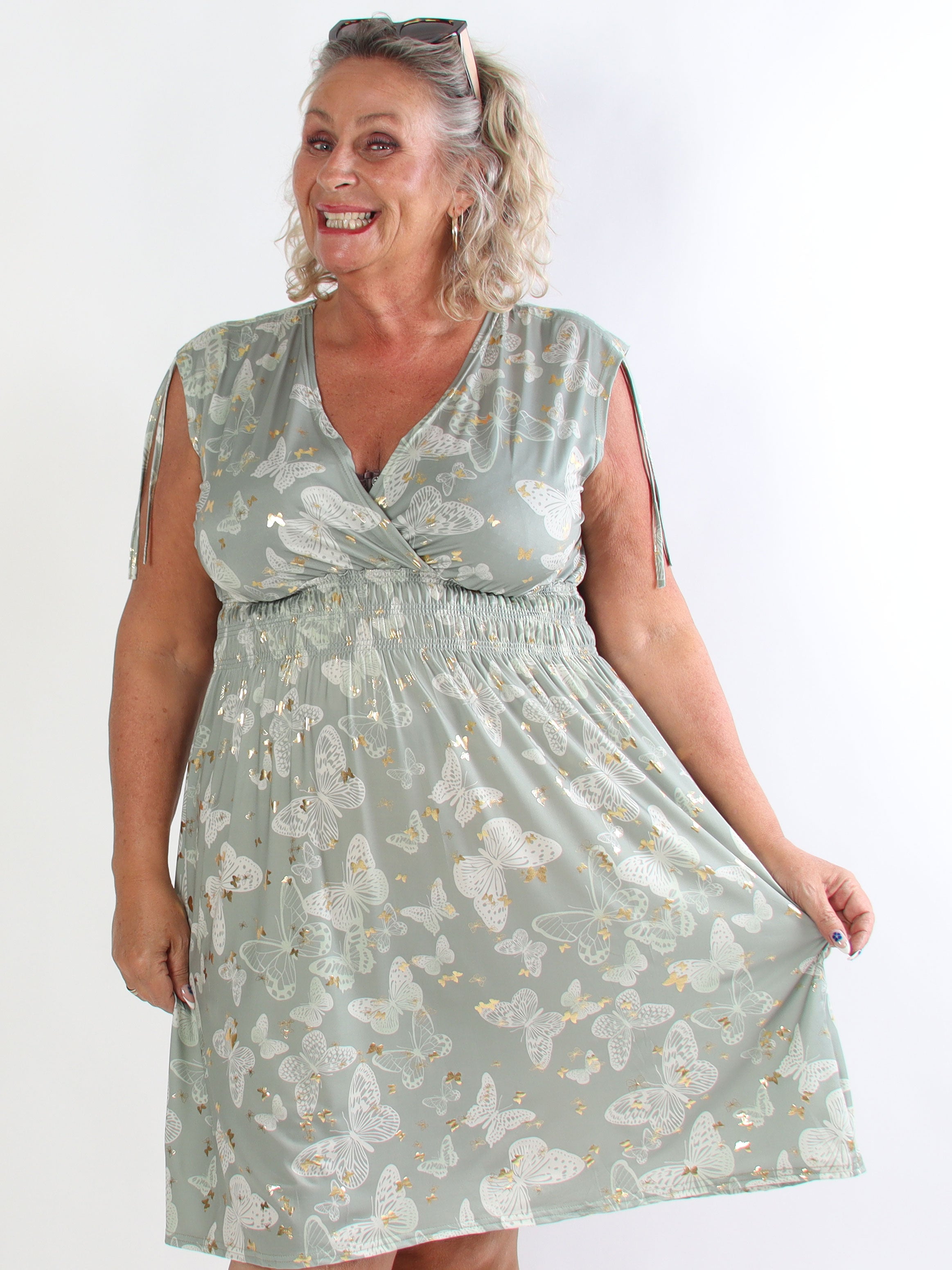 Pams Butterfly Sleeveless Short - Plus size kjole med sommerfugleprint og smock i livet
